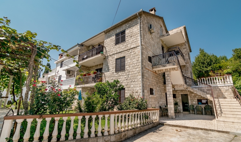 Private accommodation Malavrazic, Igalo, Apartments