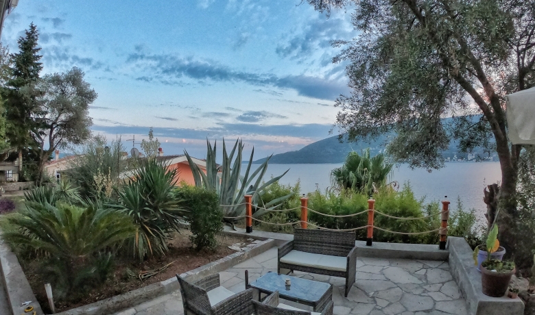 Suncani Skalini - Beachfront Retreat (27.06 -01.07, 13.07 - 20.07 i 28.07 - 03.08 slobodno), Herceg Novi, Apartamenty