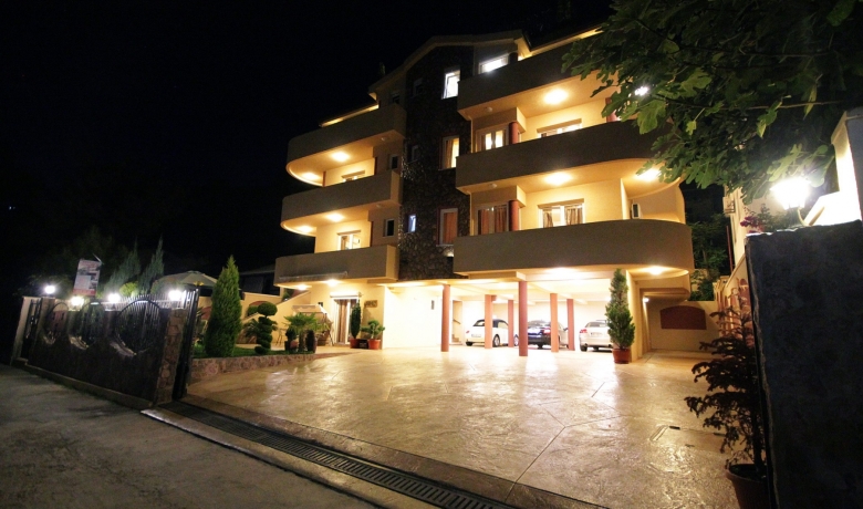 Villa Jupok 2, Bar, Boende