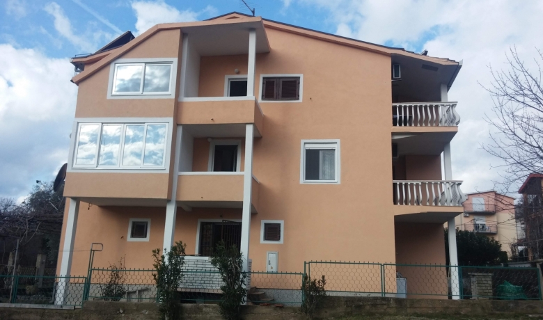 Dom urlopowy J & S, Sutomore, Apartamenty